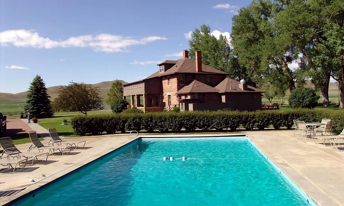 Ucross House | Your Home Away from Home! Onsite Bar, Outdoor Pool, Free Parking and Breakfast!