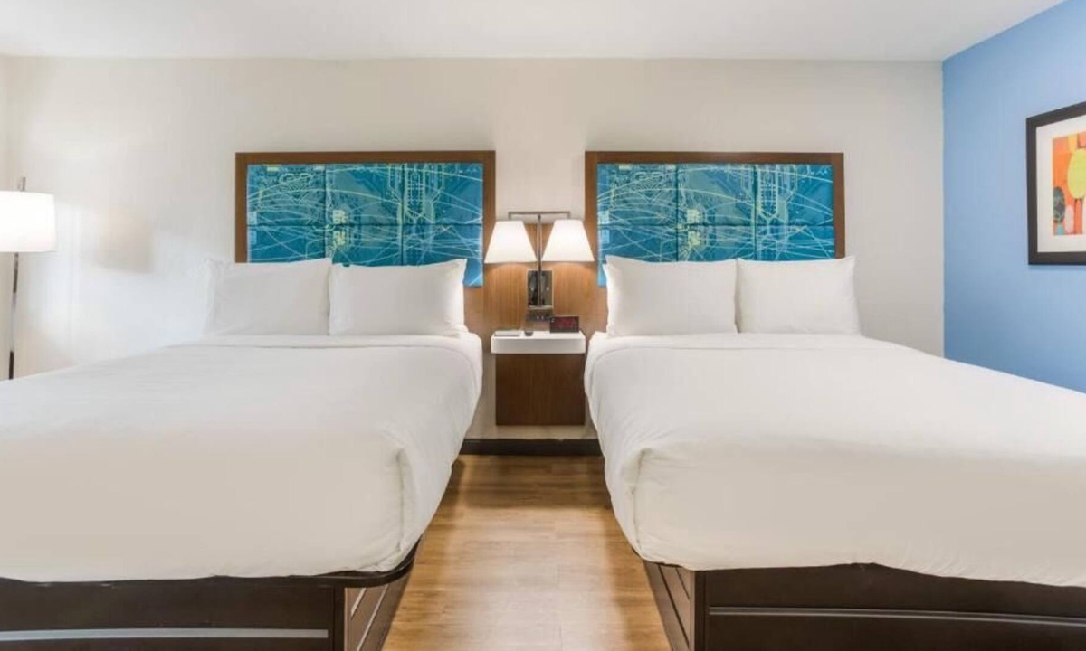 Merry Oaks House | Your Home Away From Home! 4 Comfortable Units, Free Breakfast & Parking, Pool