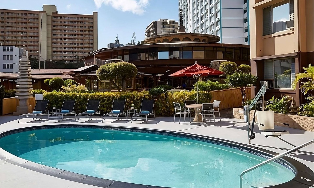Ala Moana House | Your Home Away From Home! 3 Convenient Units, Pool, Pets Allowed