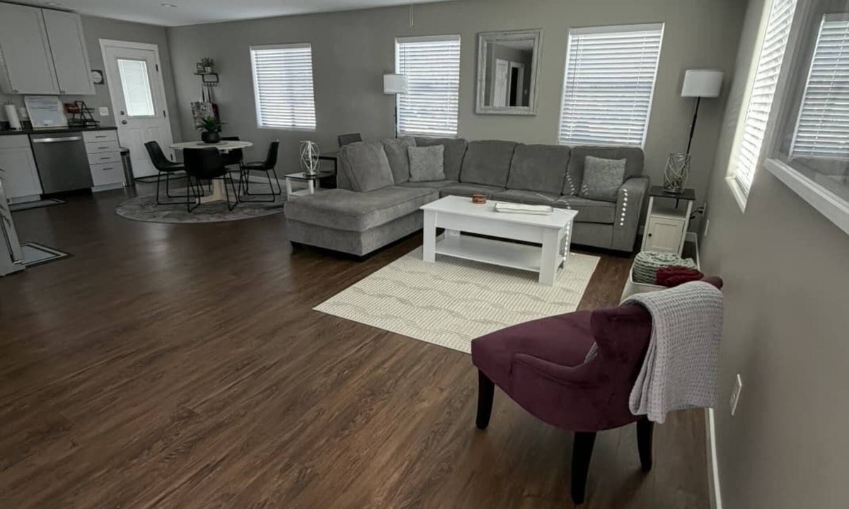 Delta House | Your Home Away From HomenQuiet, Modern, & Open 1