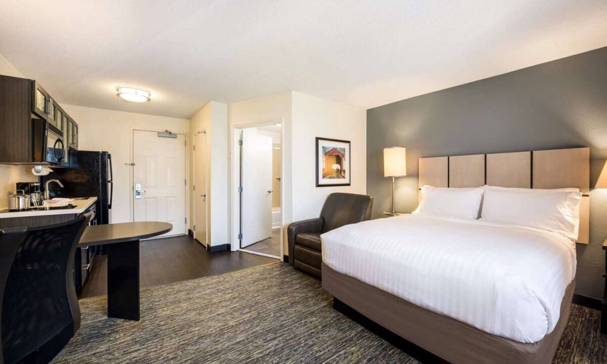 Linthicum Heights Hotel | Your Home Base for Exploring Charm City! Fully-equipped Kitchen, Pets Allowed!