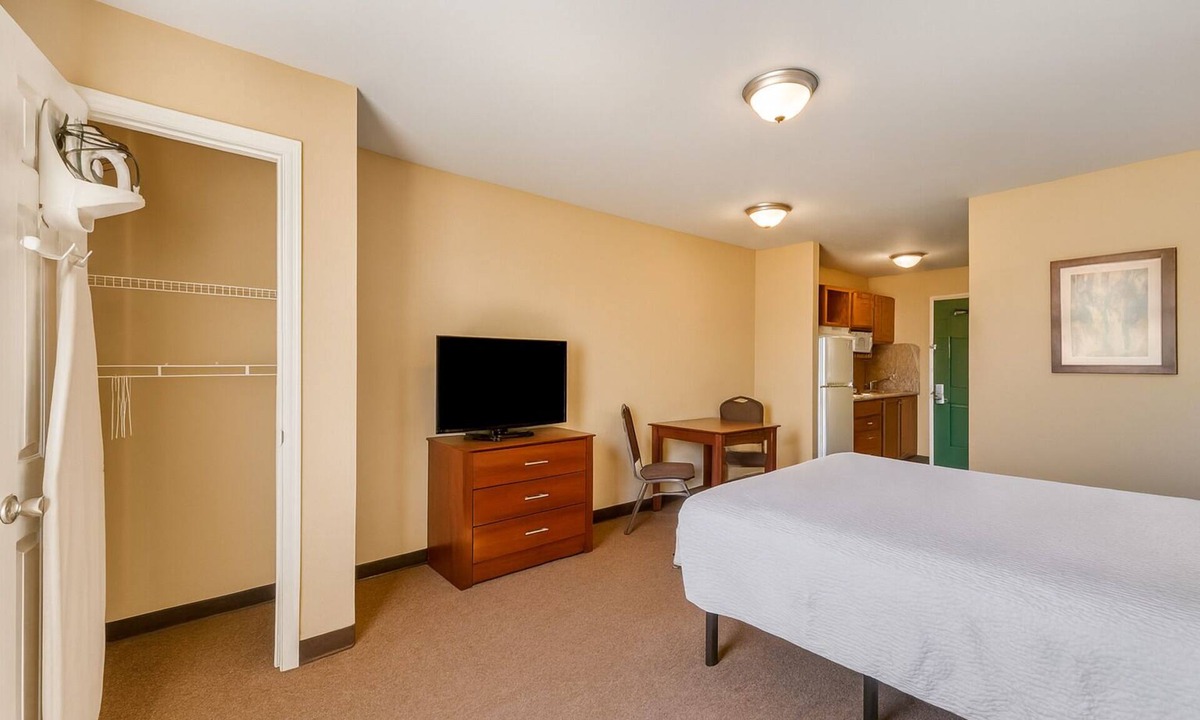 Pleasanton Hotel | Your Home Base: Room w/Full Kitchen & Peaceful Views Nearby