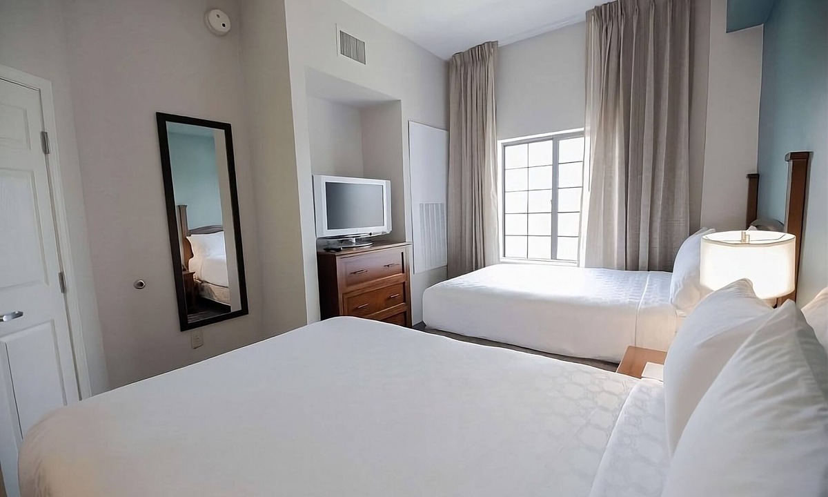 Highlands - Perkins Hotel | Your Home in Baton Rouge's Heart! Pet-friendly Suite w/Kitchen! Parking, Pool!
