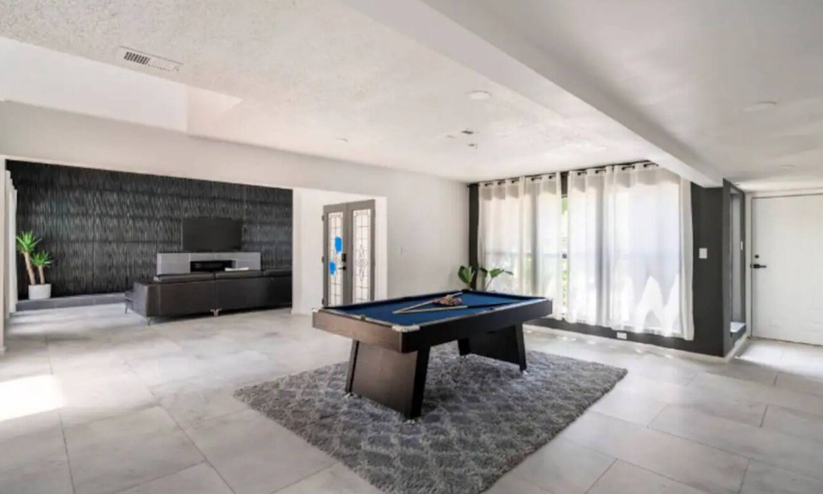 Greater Fondren Southwest House | Your home with 10beds,Backyard,Pool table, free parking, pet friendly