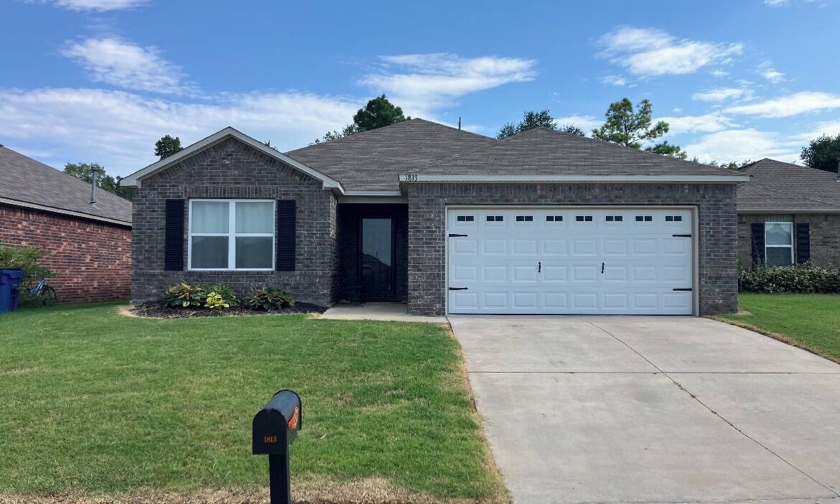 Stillwater House | “Your Honey Bee”100%,Newer4-bedroom housewith everything incharming Stillwater,“