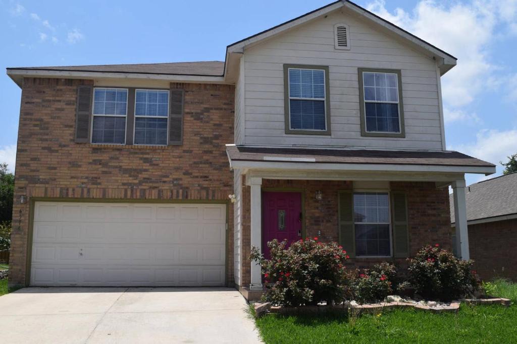 Wetmore House | Your Ideal Getaway Home! Close to UTSA & Six Flags