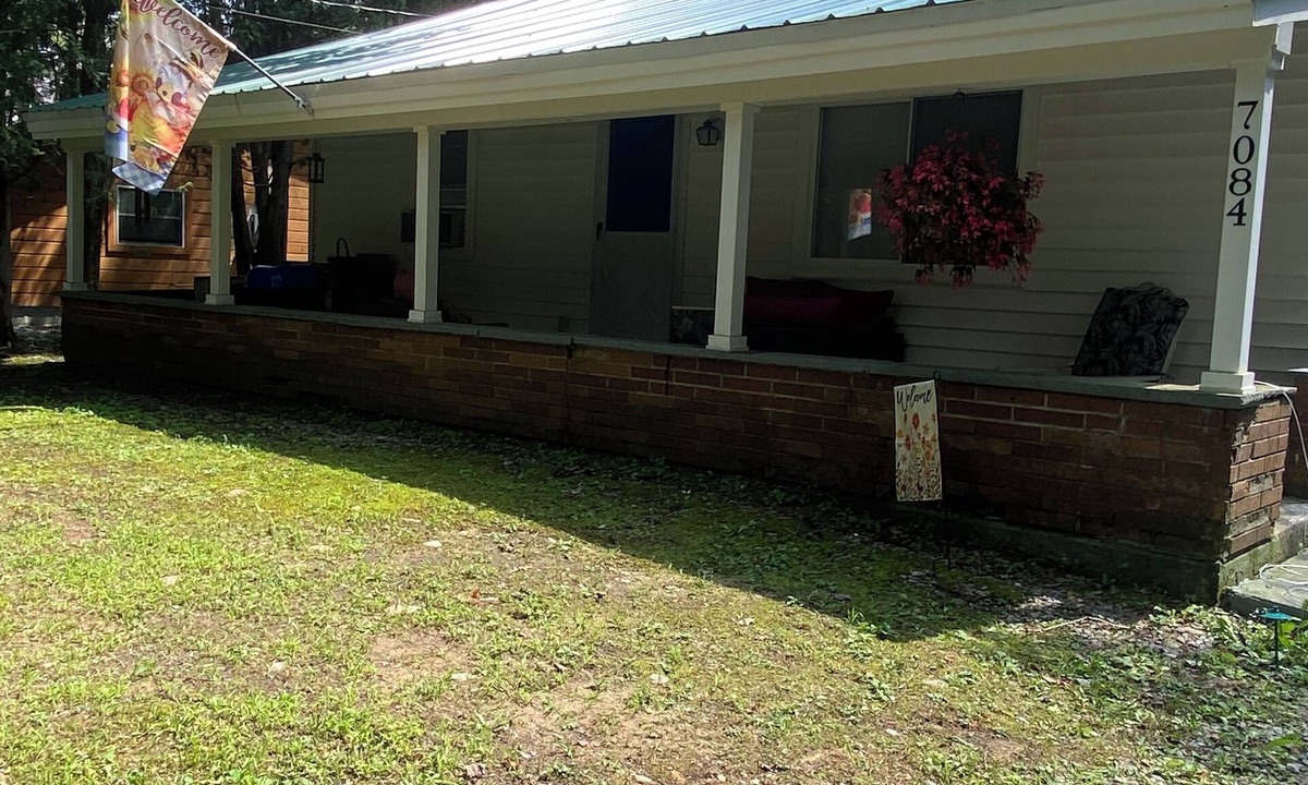Woodgate Cabin | Your ideal location getaway ! Summer fun and comfort awaits you !