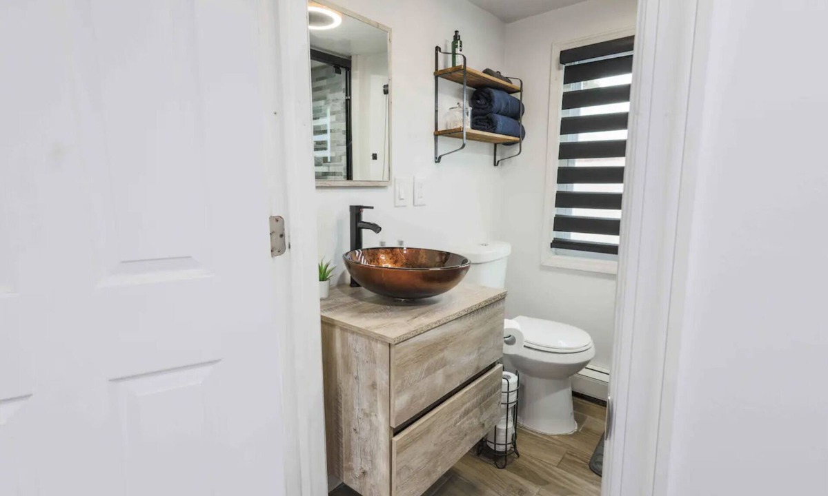 Belleville Apartment | Your Luxe Getaway! Experience contemporary Luxury!