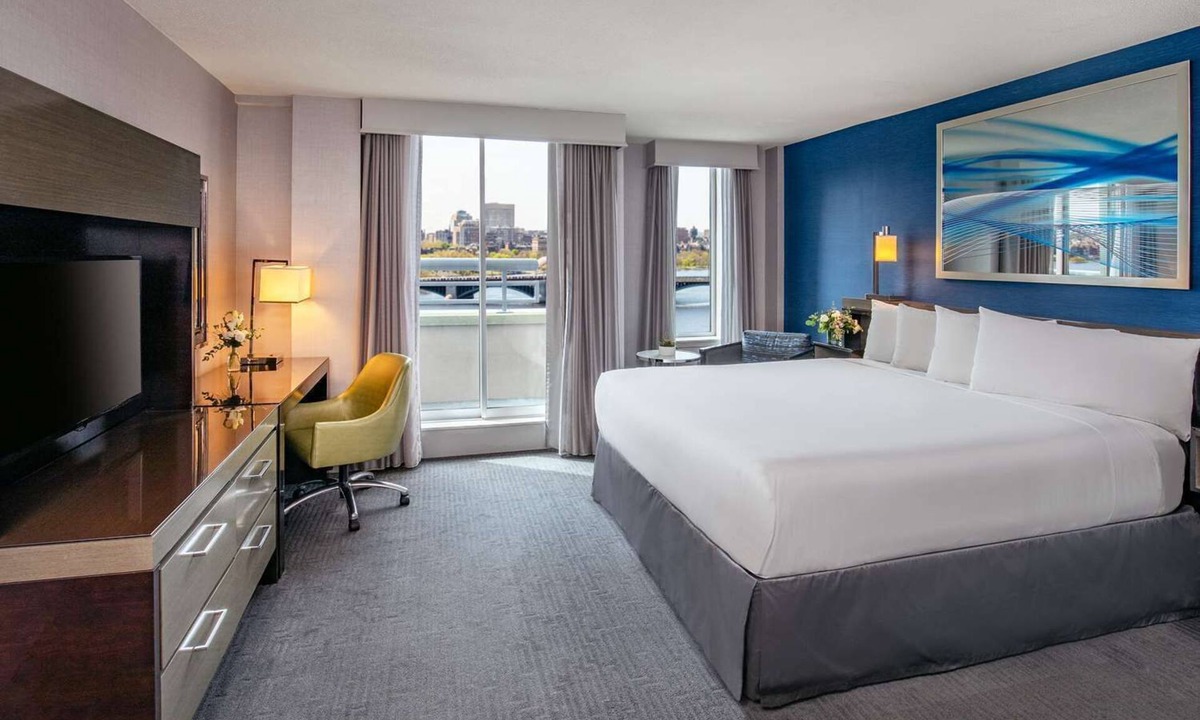 East Cambridge Hotel | Your Luxurious Suite Awaits! Close to Attractions