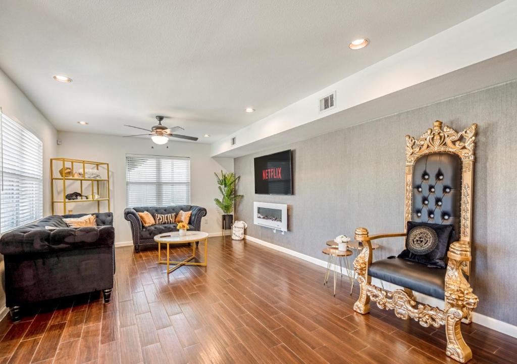 MacGregor Apartment | Your Luxury 2 Bed Escape*Medical Ctr*Mid/Downtown