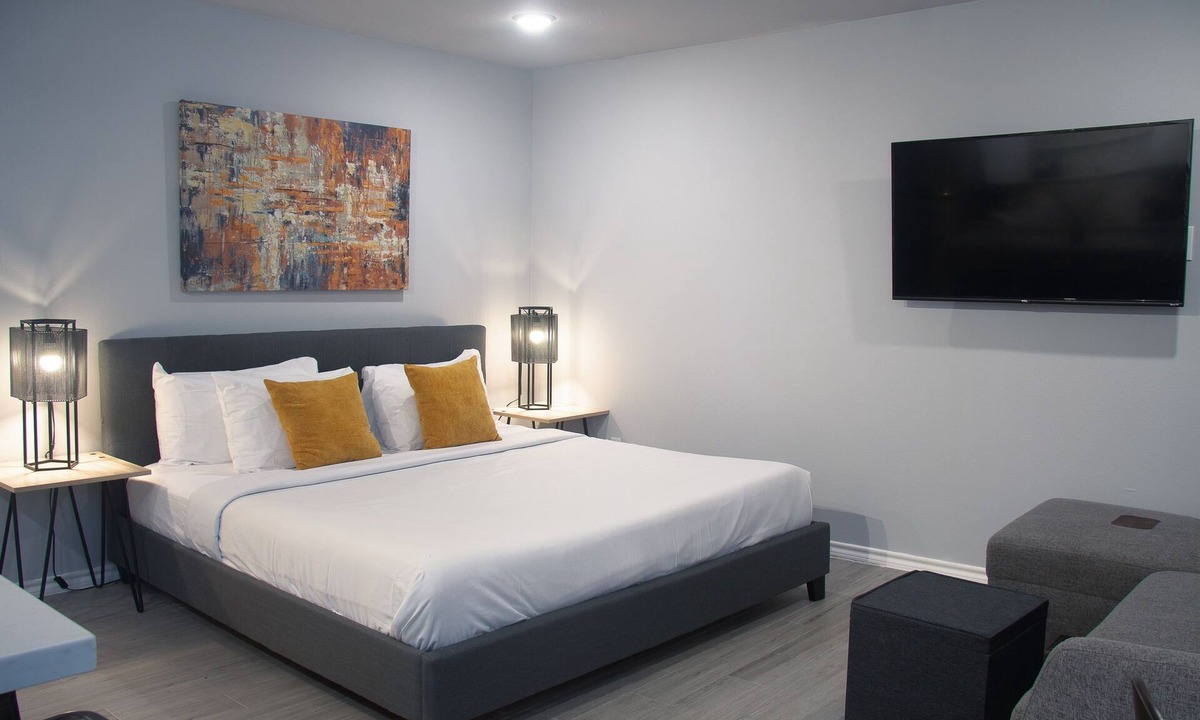 Montrose Apartment | Your Montrose Studios! Sleeps 40/20BR/20BA/20PA