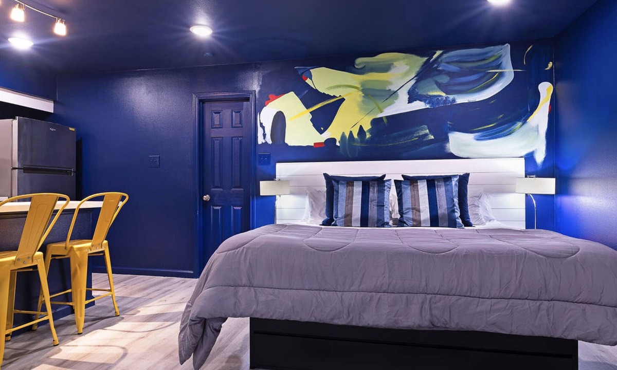 Neartown Apartment | Your Montrose Studios! Sleeps 24/12BR/12BA/12PAn