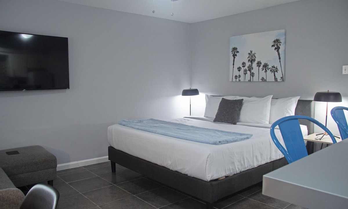 Montrose Apartment | Your Montrose Studios! Sleeps 32/16BR/16BA/16PAn