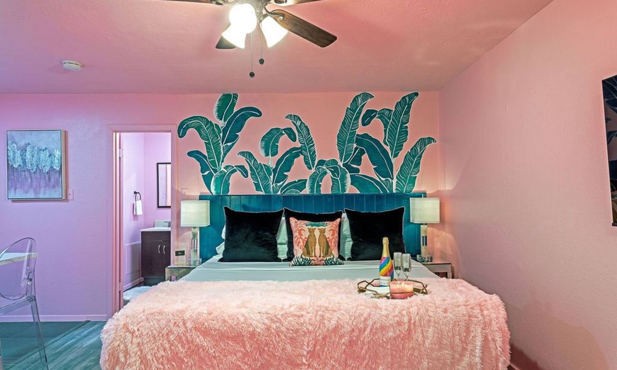 Hyde Park Apartment | Your Montrose Studios! Sleeps 34/17BR/17BA/17PA