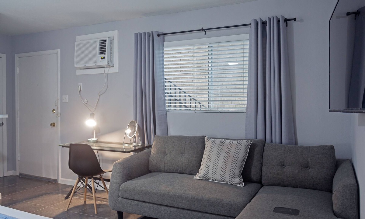Neartown Apartment | Your Montrose Studios! Sleeps 58, 29BR/29BA/29PA ⭐️⭐️⭐️⭐️⭐️