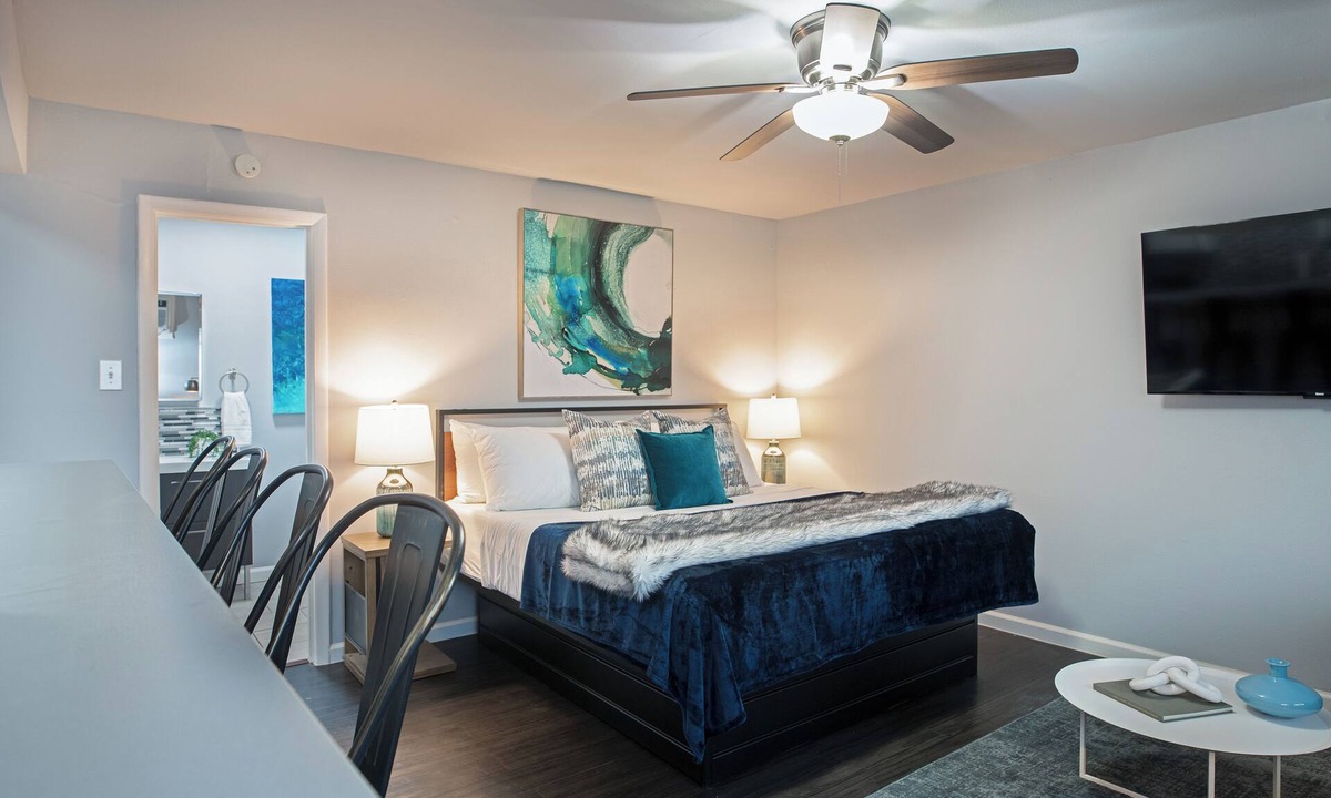 Neartown Apartment | Your Montrose Studios! Sleeps 62/40BR/40BA/25PA