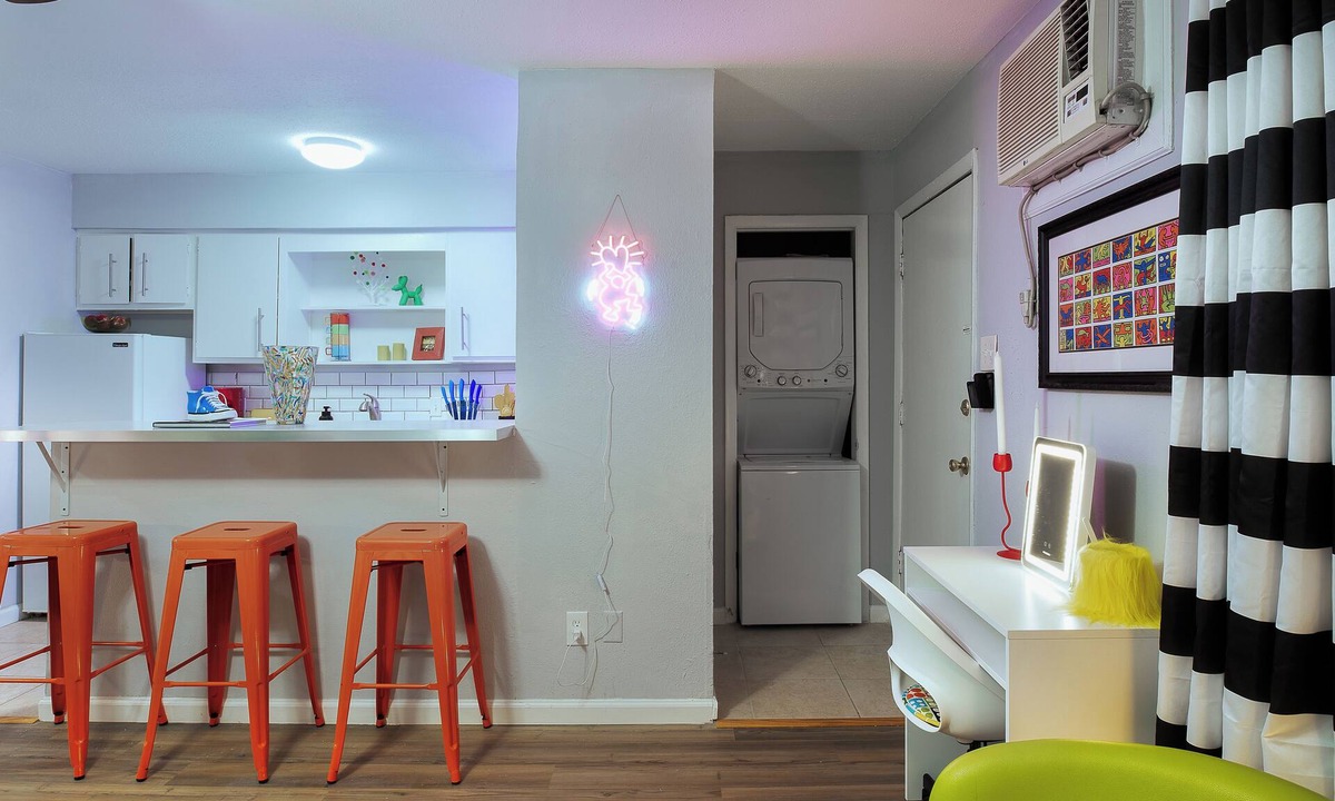 Hyde Park Apartment | Your Montrose Studios! Sleeps 62/33BR/33BA/25PA