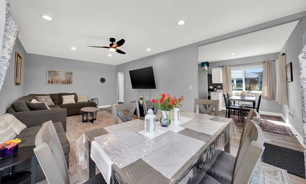 Des Plaines House | Your Next Vacation Home