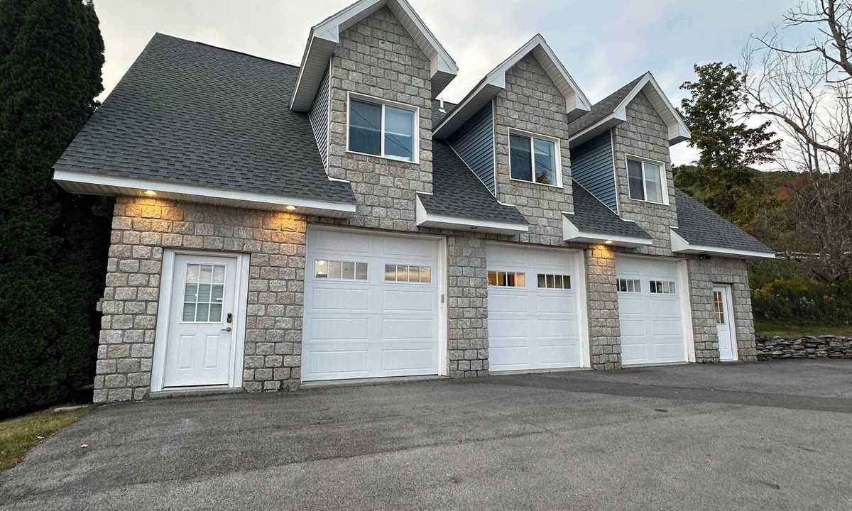 East Jewett House | *Your Own Carriage House*