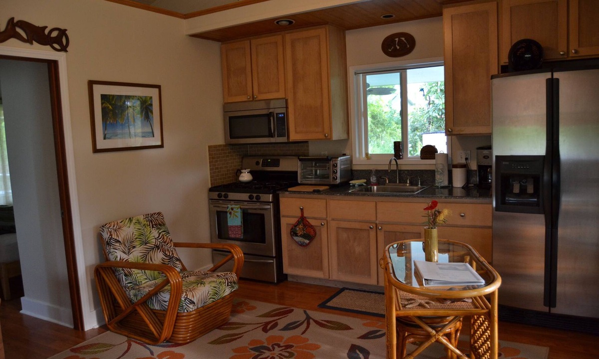 Keaau Cottage | your own cottage, hear the ocean!