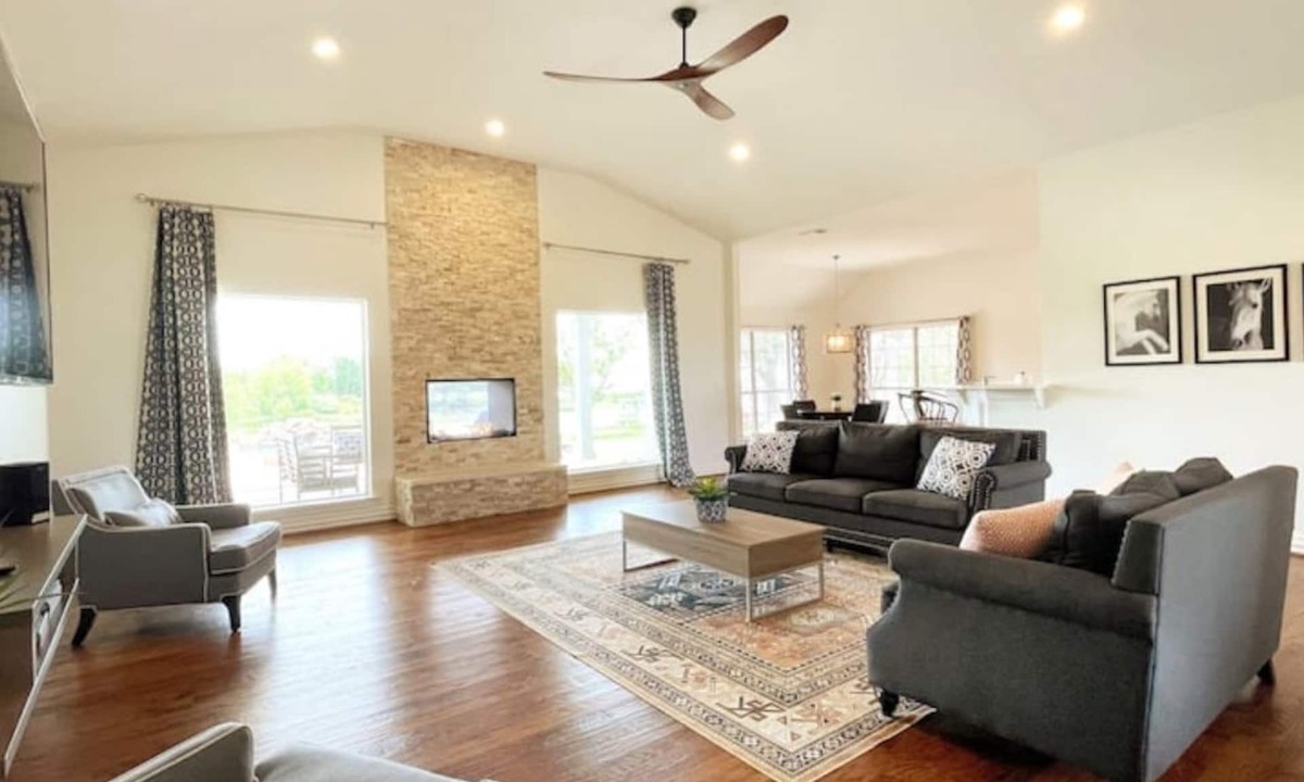 Van Alstyne House | Your own Private Farmhouse on Stunning Horse Ranch