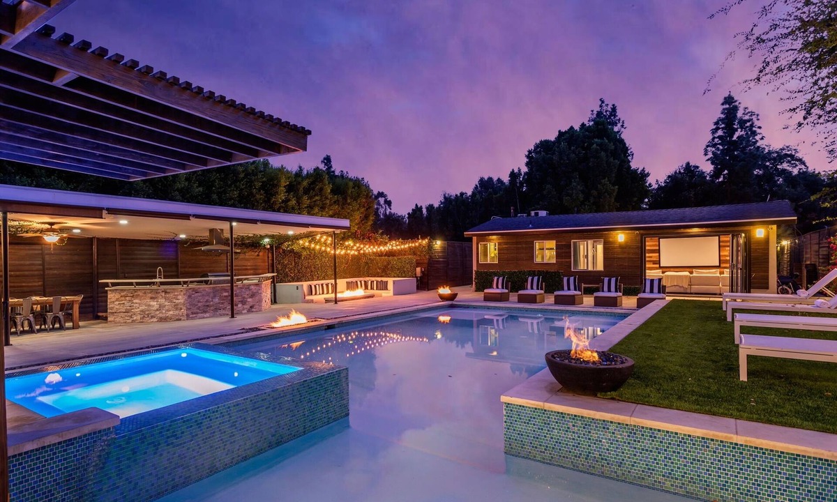 Valley Village Villa | Your Own Private RESORT!🏝9BR/10BA Gated Compound✰ HUGE Pool, Gym, Yard, Parking
