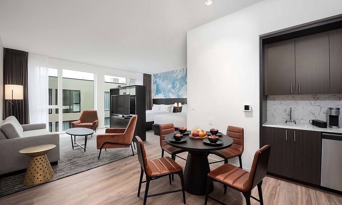 Central Area Hotel | Your Peak Experience in Oregon! 2 Relaxing Units, Kitchenette, Pets Allowed!