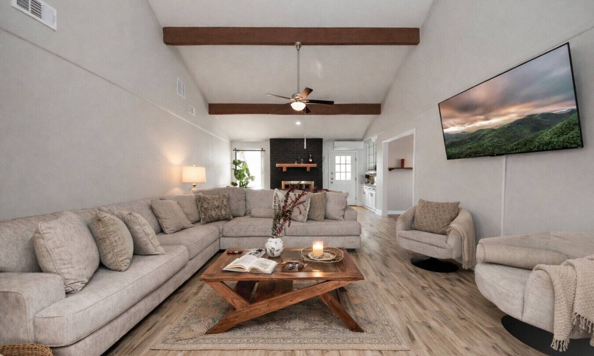 Barker House | Your Perfect 6BR Getaway w/Basketball Court