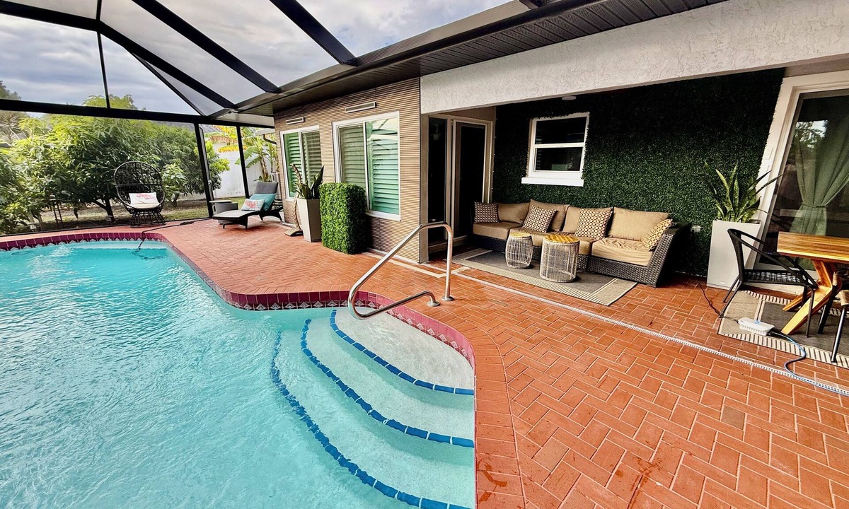 Gulf Gate Estates House | YOUR PRIVATE RETREAT NEAR SIESTA KEY BEACH!