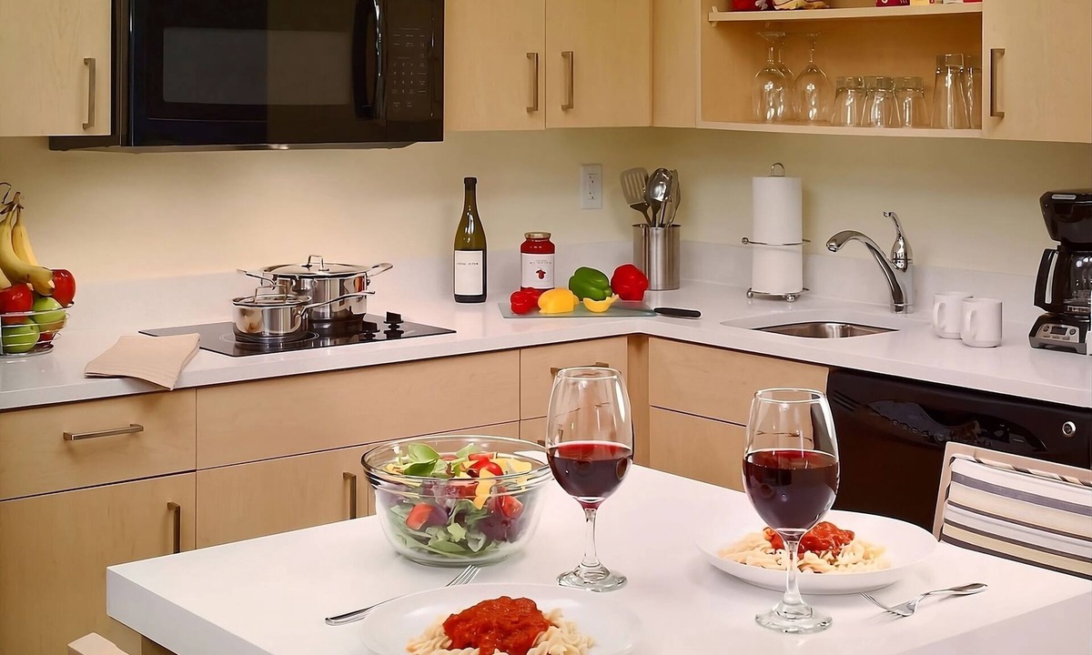 Schaumburg Hotel | Your Relaxing Getaway Awaits! Close to West Meadows Ice Arena, Rolling Meadows