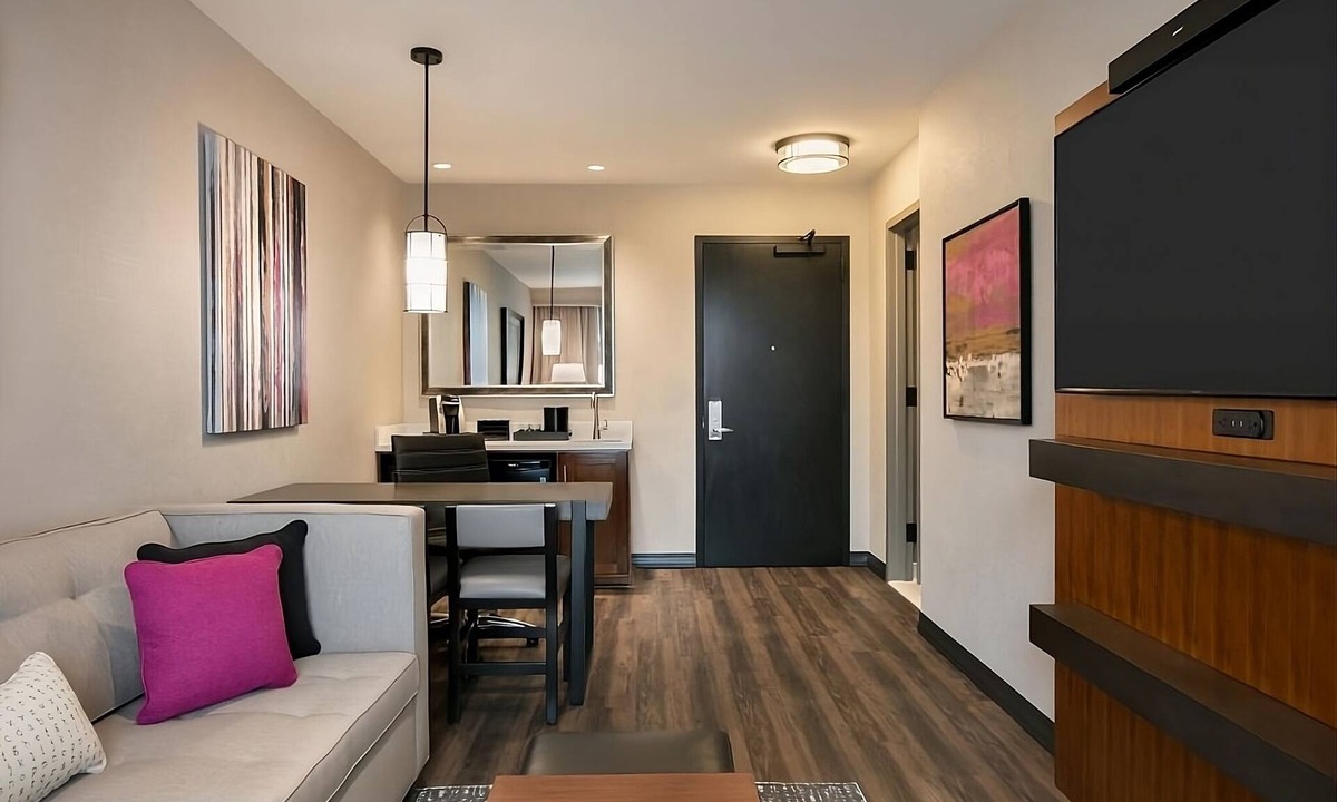 Berkeley Heights Hotel | Your Relaxing Getaway Awaits! Free Breakfast, Pool, Pets Allowed, Parking!