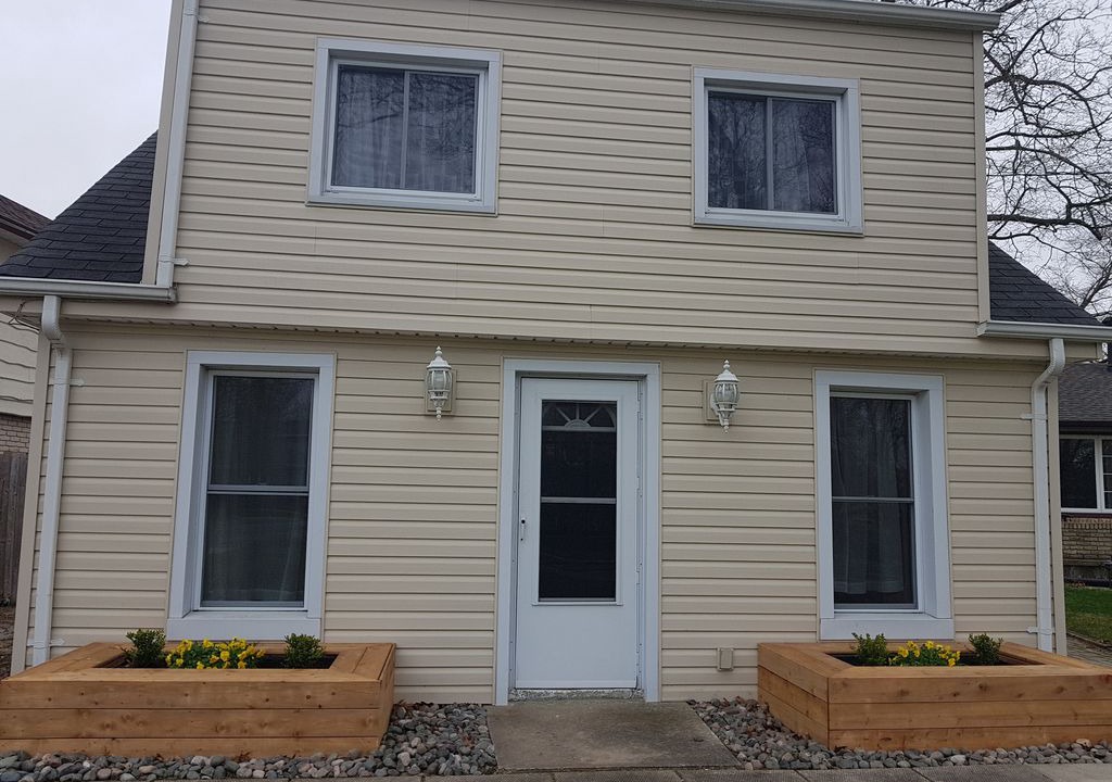 Sarnia House | Your Sarnia "City Cottage" is waiting for you!