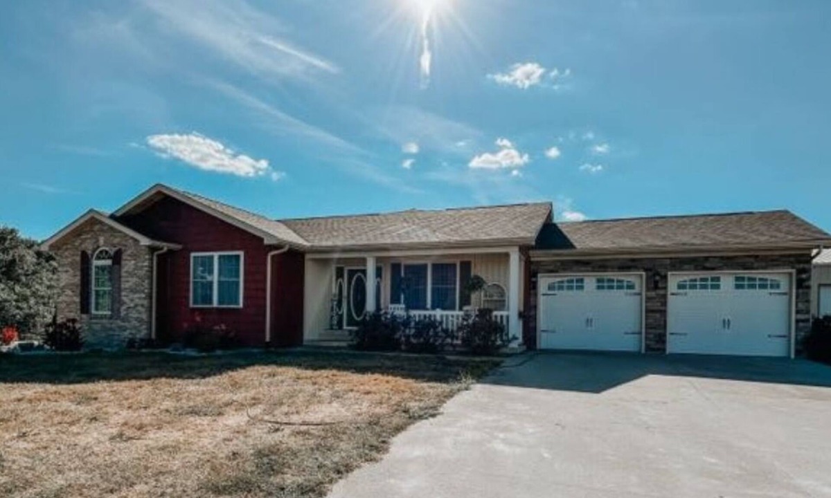 Murphysboro House | Your Small Town Getaway-Alex Lane Fairytale Stay