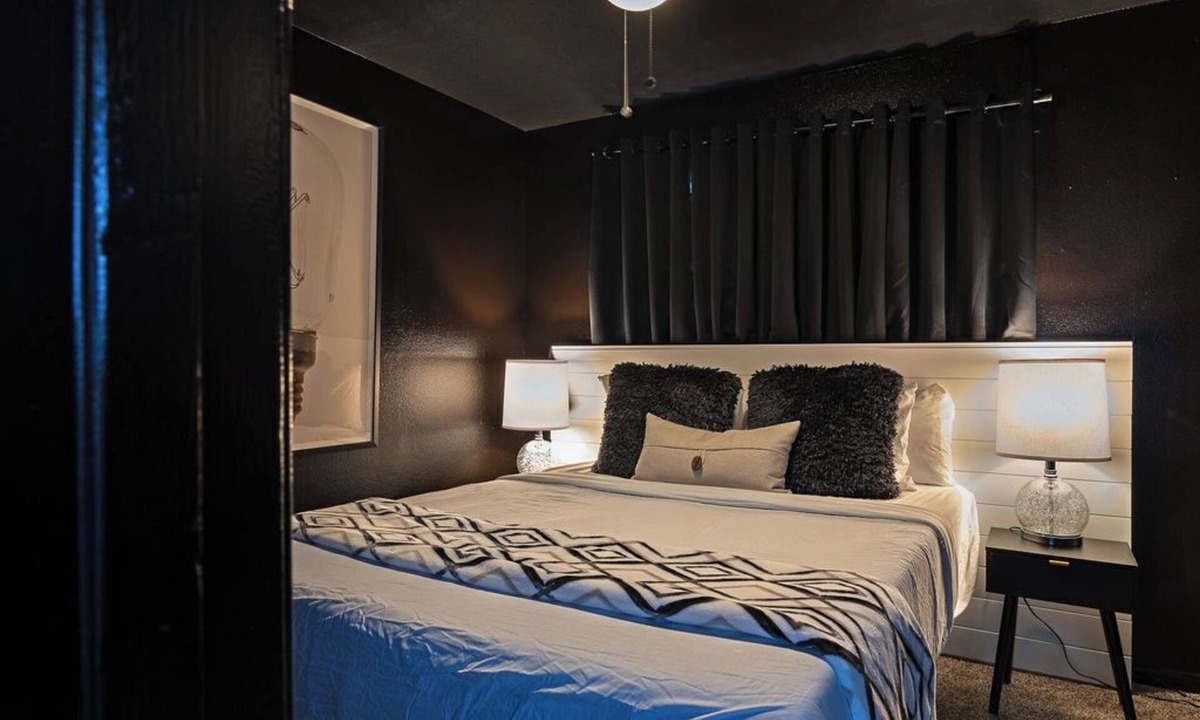 South Central Houston Apartment | Your TMC Flats! Sleeps 32, 16BR, 8BA, 8PA