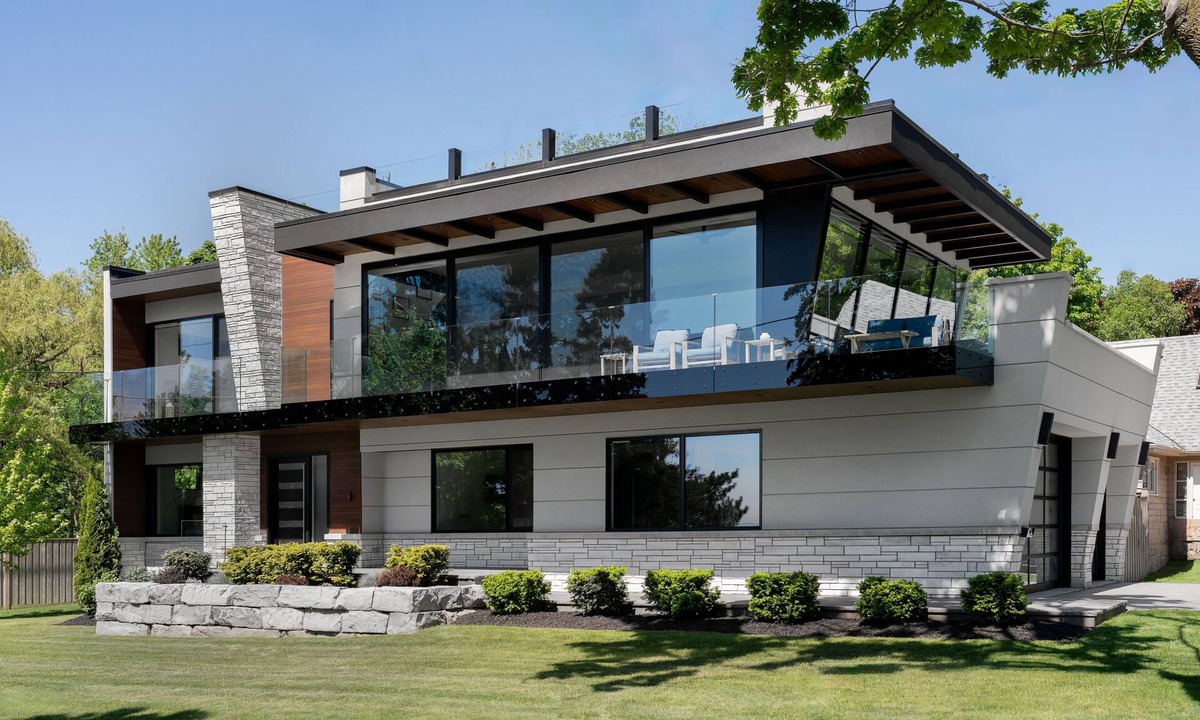 Clarkson-Lorne Park House | Your world cup oasis by the lake.