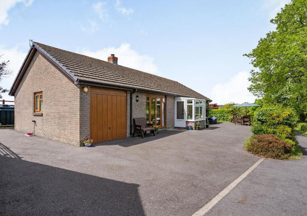 Llanedy House | Yr Hen Ffald