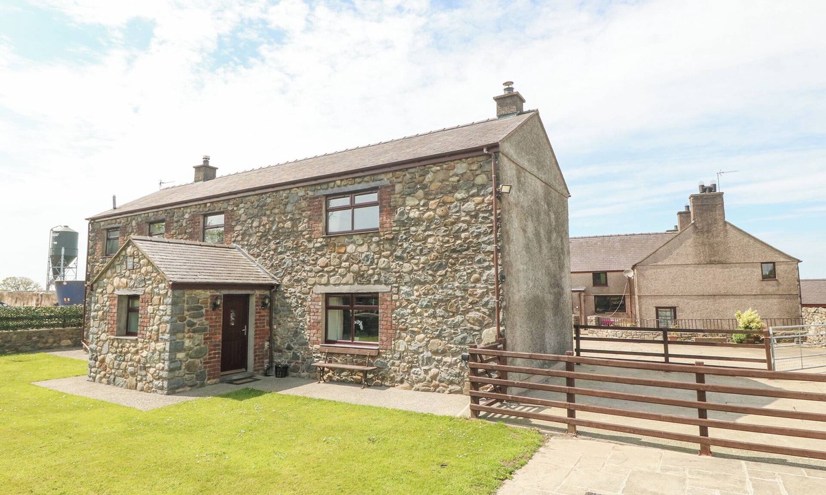 Dinas Cottage | YR HEN STABL, family friendly, with open fire in Bontnewydd, Gwynedd