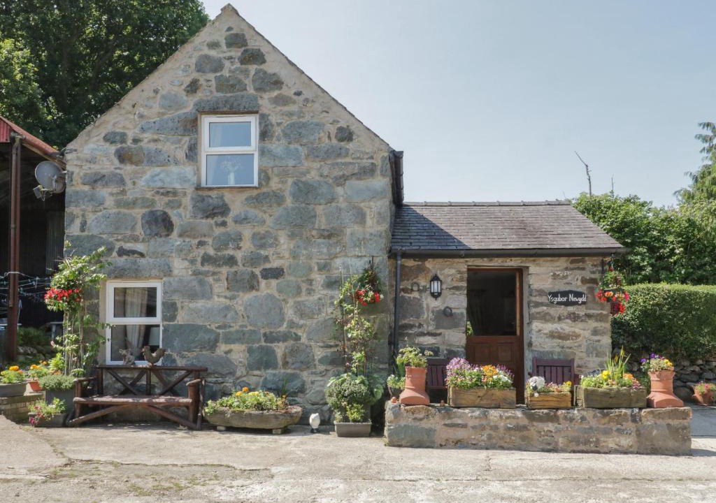 Henryd House | Ysgubor Newydd