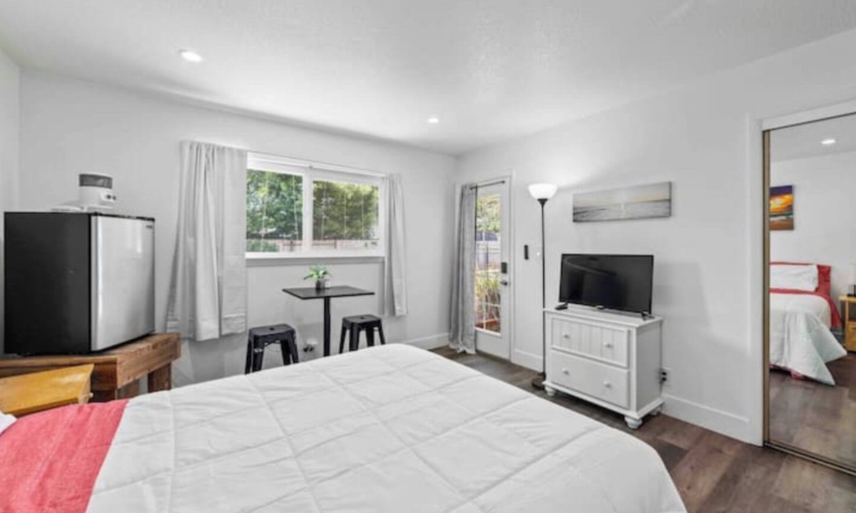 Yuba City Apartment | Yuba City Attached, Private Suite - back unit- Shared Pool, Backyard, Laundry