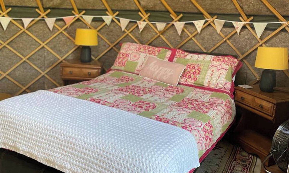 Berwick St James Cabin | Yurt - Sleeps 2 - Garden - Parking