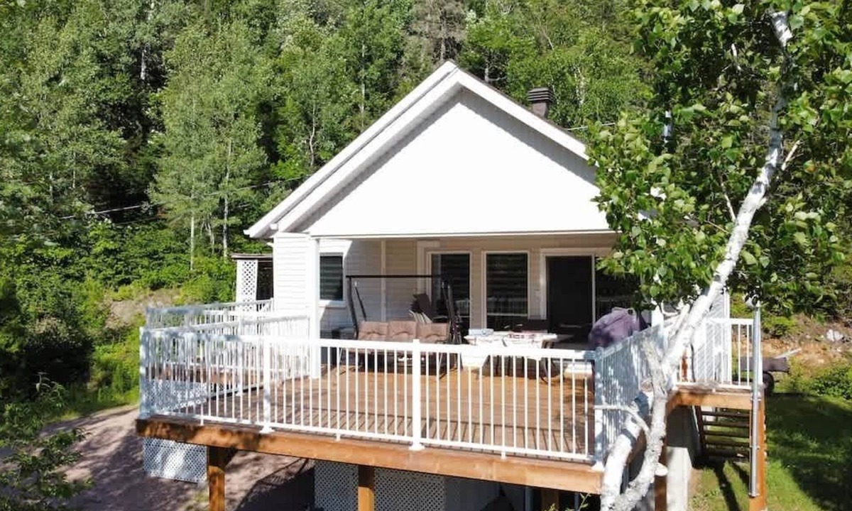 L'Anse-Saint-Jean Ski Chalet | Zénitude | Tavata Chalets | lac et montagne