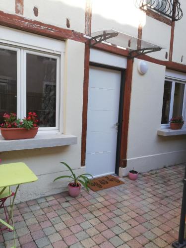 Plombiees-Les-Dijon Apartment | Zahra dor