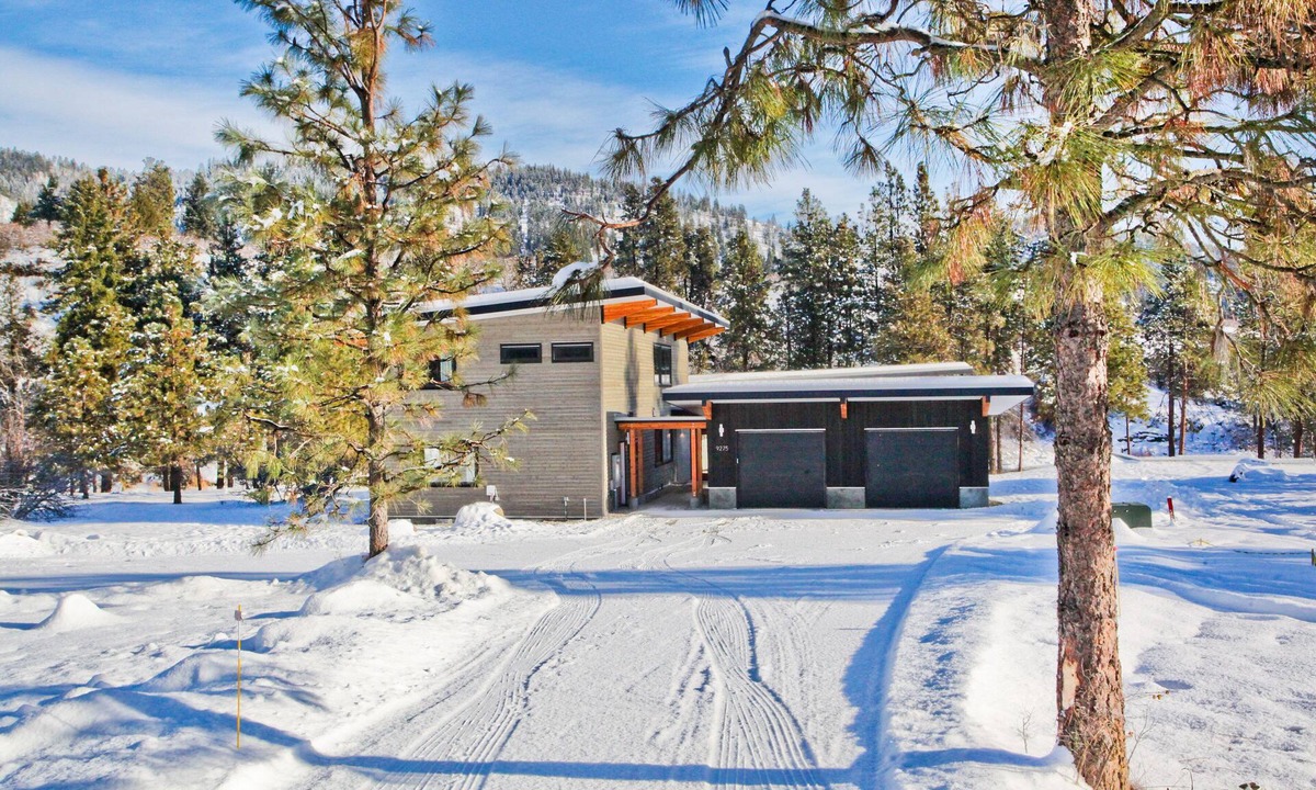 Leavenworth House | ZayLy Lodge: modern home with hot tub river views