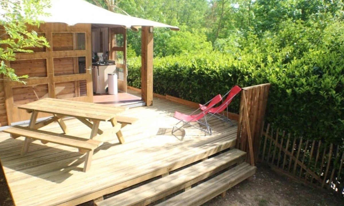 Saint-Constant-Fournoules Cabin | ZEcamping 3 étoiles avec piscine bar et restaurant en bord de ruisseau