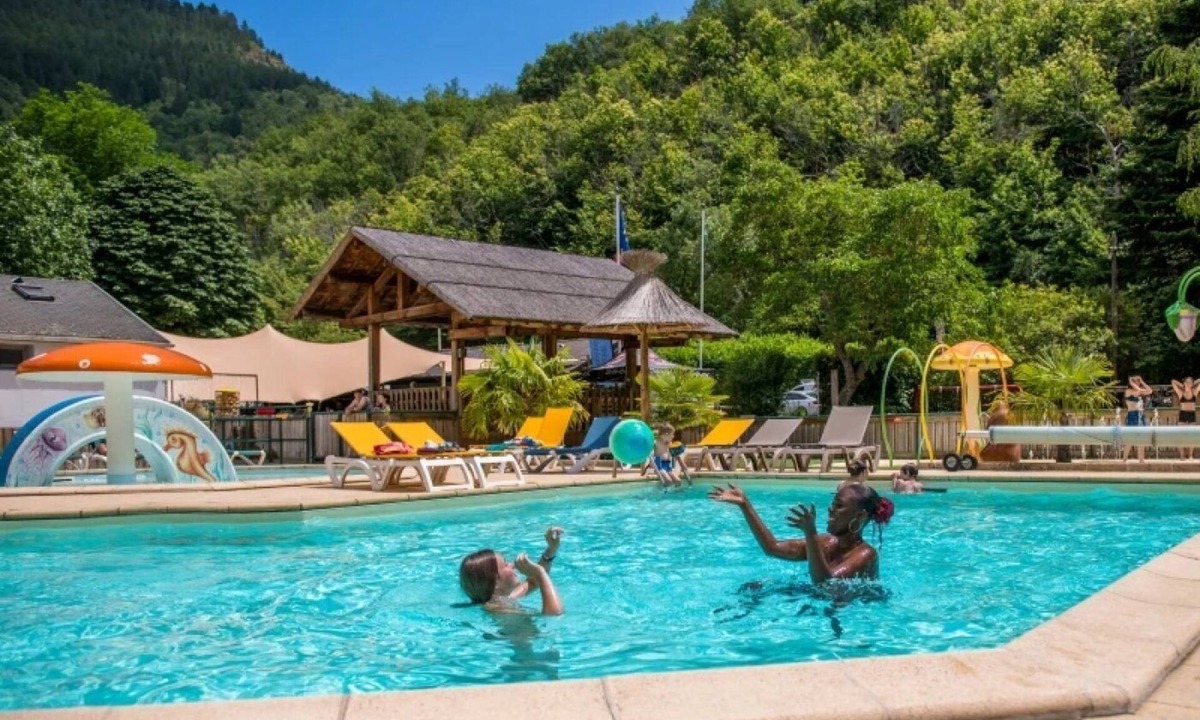 Florac House | ZEcamping 3 étoiles animé piscine chauffée chiens acceptés locatif TV