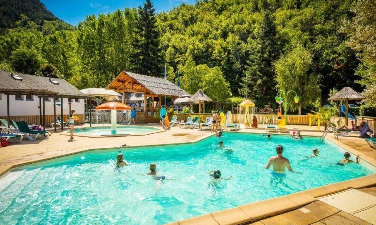 Florac House | ZEcamping 3 étoiles familial piscine chauffée hammam locatif TV 25m2