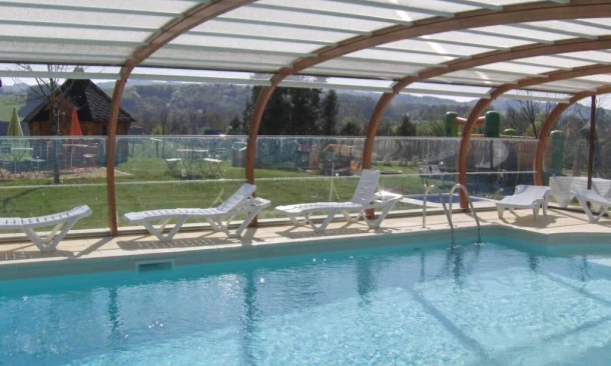 Chamberet Cabin | ZEcamping 3 étoiles piscine couverte dog friendly sauna locatif BBQ 18m2