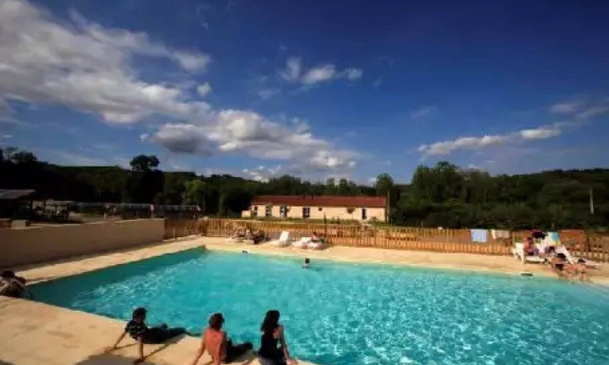Marminiac Ski Chalet | ZEcamping 3 étoiles piscine chauffée dog friendly cottage TV LV clim 35m2