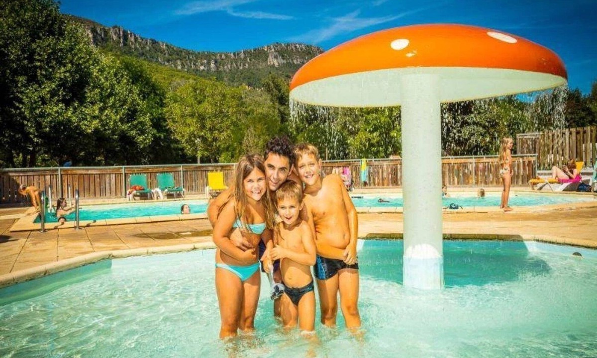 Florac Cabin | ZEcamping 3 étoiles piscine chauffée cabane TV LV 43m2