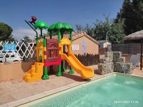 Massillargues-Attuech Ski Chalet | ZEcamping 3 étoiles toboggans et piscine